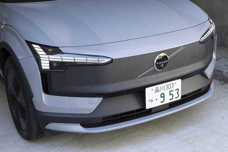 フロントマスクの大部分は樹脂パネルでカバーされる。バットマンのようでカッコいい。