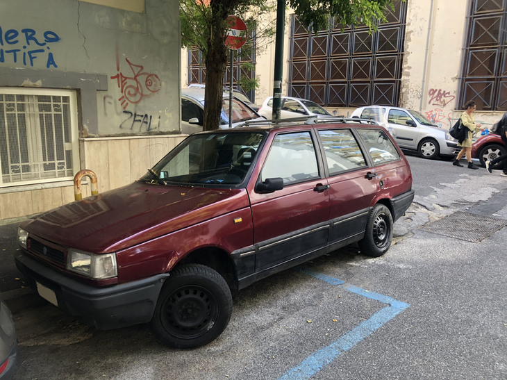 「フィアット・ウーノ」のワゴン版でブラジル工場製の「イノチェンティ・エルバ」。1997年をもってカタログから消えたモデルだ。ナポリで2018年に撮影。