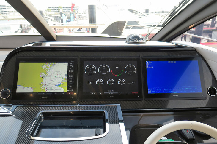 レクサスLY650（操縦席）