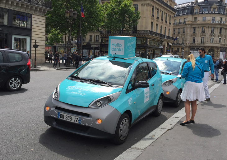 「ブルーカー」は民間向け販売用も存在する。価格は1万2000ユーロ（約153万円）。これはインターネットバンクのプロモーション用に使われていた例。