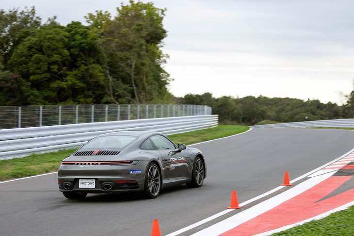 インストラクターの平田さんは、ここはサーキットではなくドライビングトラックなので……と何度も口にしていましたが、ポルシェの世界を体感できるトラックだけあって、ニュルブルクリンクのカルーセルコーナーを模したバンクコーナーやラグナセカのコークスクリューをイメージした立体コーナーなどが設けられ、サーキットさながらのドライビングを体験できます。バンクコーナーは進入するとき不安だったけれど、気持ちよく走ることができました。