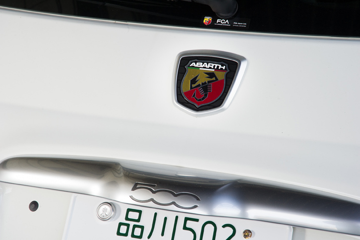 テールゲートを飾る、アバルトのエンブレムと「500」のロゴ。ダッシュボードの助手席側にも、500のロゴが残されている。