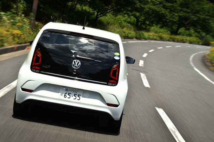 マイナーチェンジでリアコンビランプのデザインが改められた。