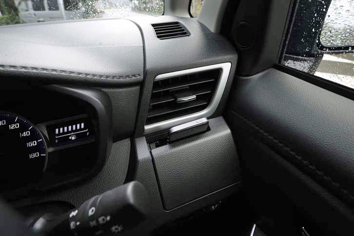 回転式のカップホルダーはたたむとスマートフォンをぴったり挟むことができ（写真の状態）、広げると1リッターの紙パックを置ける。