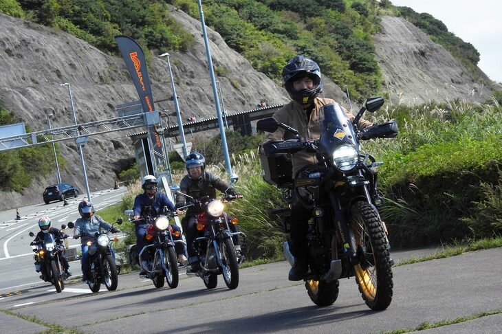 こちらのアドベンチャーモデル「ヒマラヤ」の風防には、インドはラダック地方とヒマラヤ山脈をゆくアドベンチャーツアー「Moto Himalaya（モト ヒマラヤ）」のステッカーが貼られていた。