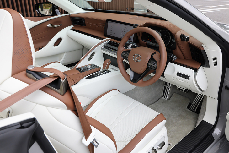 「LC500コンバーチブル“ピナクル”」のインテリアカラーは「サドルタン＆ホワイト」。こちらも同じ情景にインスピレーションを得たとされている。