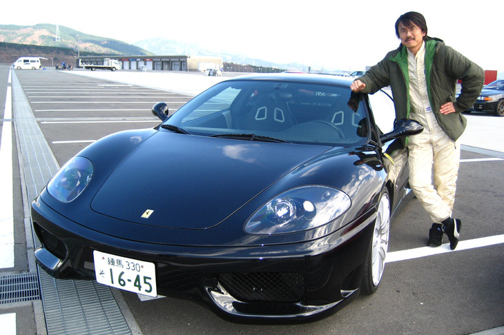 かつて「フェラーリ360モデナ」に乗っていたときは、「自分で改造してチャレストに勝つ！」と決意し、中国製のパチモンエアロを付けるなどして激安「チャレンジストラダーレ」仕様にカスタマイズして悦に入っていた。