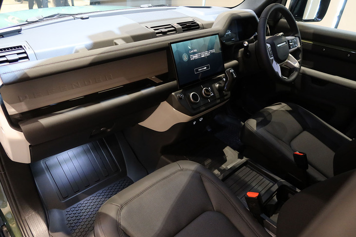 ディフェンダー110ハードトップX-DYNAMIC SE D350（前席周辺の様子）