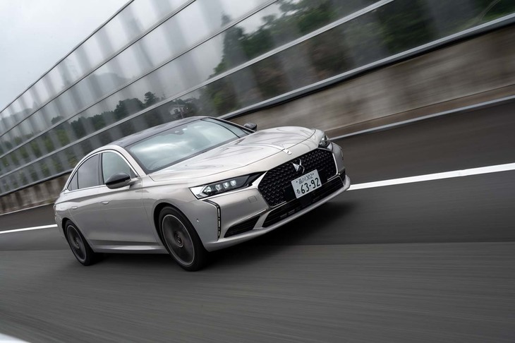 DSオートモビルの新たな旗艦として投入された「DS 9」。今回の試乗車はプラグインハイブリッドの上級トリムグレード「オペラE-TENSE」で、ラインナップのなかで最も高価なモデルだ。