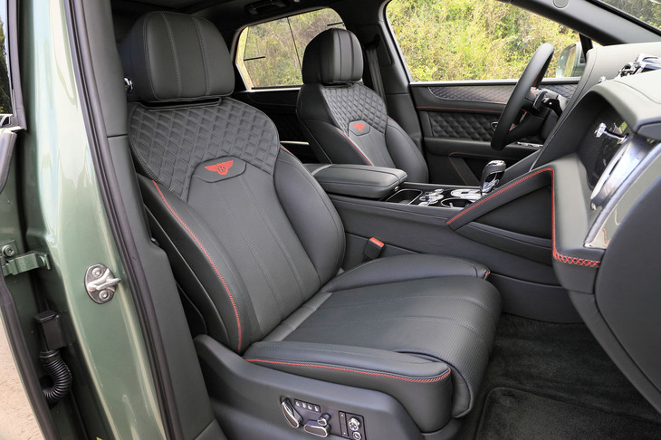 シートについてはフォームやカバーデザインを変更。前席には16wayの電動調整機構やヒーターが標準で備わり、オプションで22wayの電動調整機構やベンチレーション機能、マッサージ機能なども用意される。