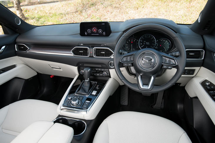 試乗した「25T Lパッケージ」のインストゥルメントパネルまわり。内装色は、「Lパッケージ」のみ「ピュアホワイト」（写真）と「ディープレッド」の2種類から選択可能。今回の改良では、エアコンパネルの意匠を変更するなど、インテリアについても手が加えられた。