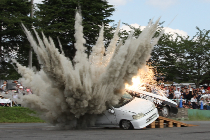 爆音とともに激しく煙が上がった。