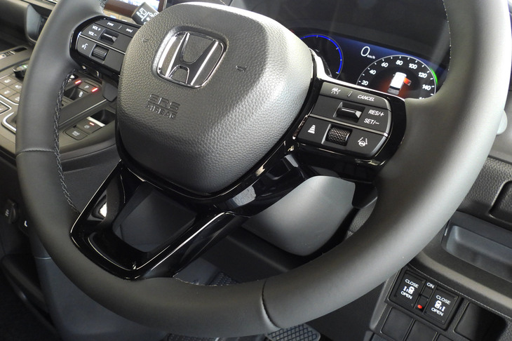 ステアリングロアガーニッシュ