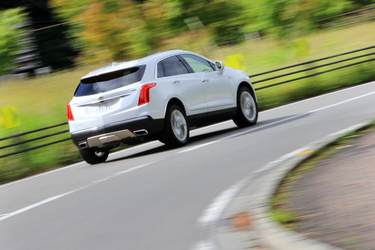 河口湖畔を行く「XT5クロスオーバー」。キャデラックは、アメリカ本国では精細な地図データを用いたレベル2相当の半自動運転システム「スーパークルーズ」を実用化している。