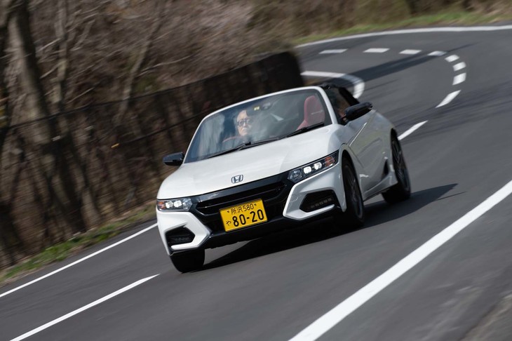 トランスミッションは7段の疑似有段変速機能を備えたCVT。シフトパドルも備えているため、ワインディングロードではステアリング操作に集中できる。