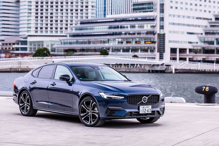 Googleの各種サービスを標準装備する「S90リチャージ アルティメットT8 AWDプラグインハイブリッド」は、従来の「B6 AWDインスクリプション」に代わるモデルとして2022年7月に発売された。