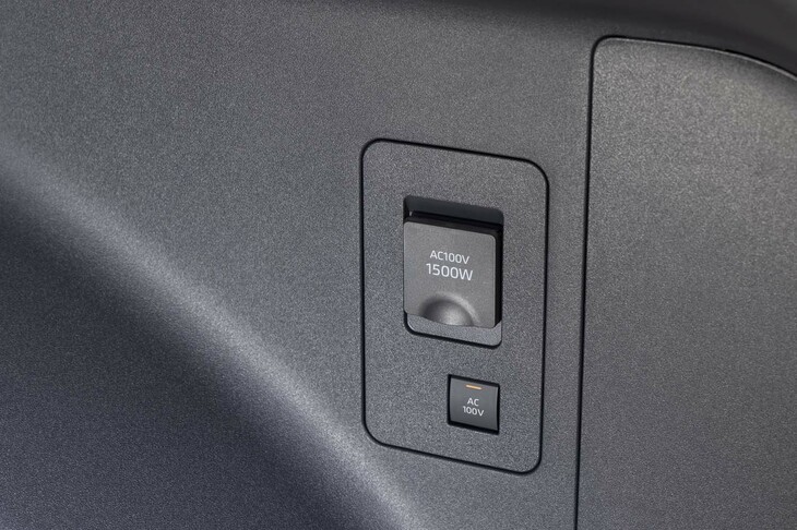 荷室の右側面にはAC100V・1500Wのコンセントが備わっている。