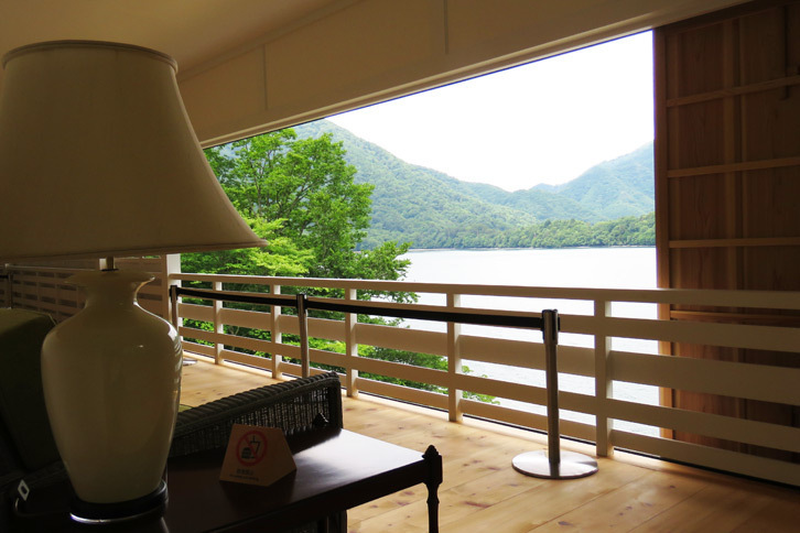 2階の広縁から臨む中禅寺湖。初夏の風が本当に気持ちよく、ついつい長居してしまいました。ちなみに同公園のそばにはイタリア大使館別荘記念公園も位置しています。日光観光の折にはぜひ。