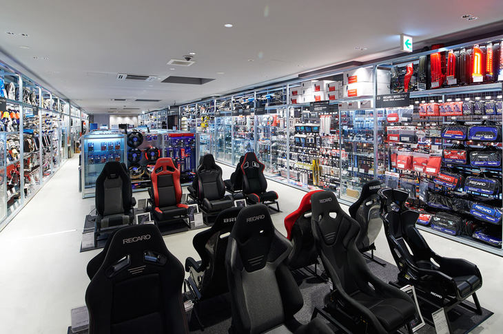 ⑦安心してマニアックなリクエストを出そう
3Fのスペシャリティーショップは、スポーツ走行のためのチューニングや、オーディオ、カーナビなどのスペシャリストが常駐。サーキット走行会などの目的に合ったパーツを選んだり、希少モデルへのカーナビの装着など、豊富な経験をもとに対応する。