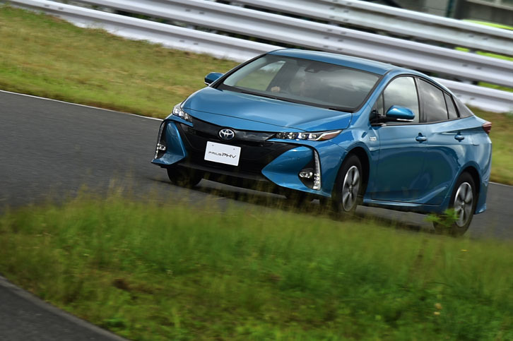 試乗会の舞台となったサーキットを走る、新型「プリウスPHV」。最高135km/hまで、EV走行ができる。