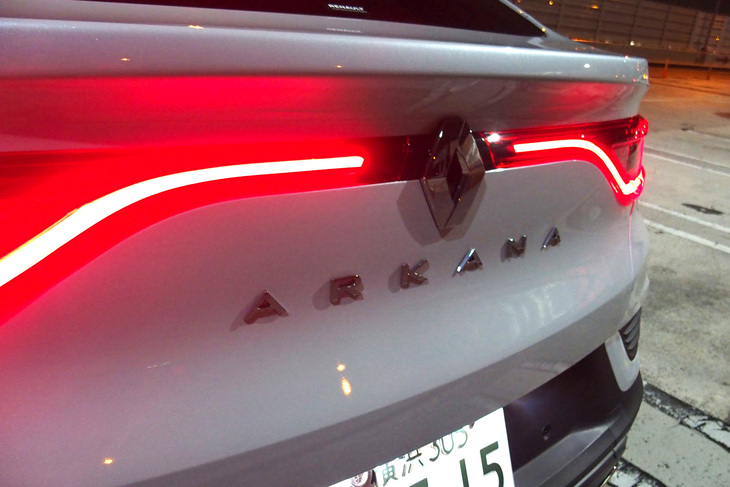 最新のルノー車と同じく「ロザンジュ」と呼ばれるリアエンブレムの下に、車名を示すバッジが備わる。アライアンスパートナーである日産および三菱と共同開発した「CMF-B」プラットフォームが用いられている。