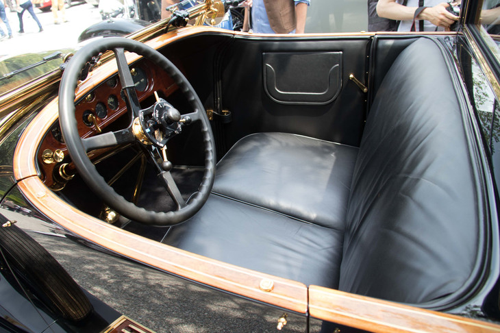 1929年「ロールス・ロイス・ファントム」の運転席。ステアリングホイールには点火時期調節レバーが組み込まれている。