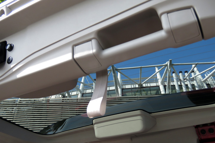 リアハッチウインドウ開閉用ストラップ