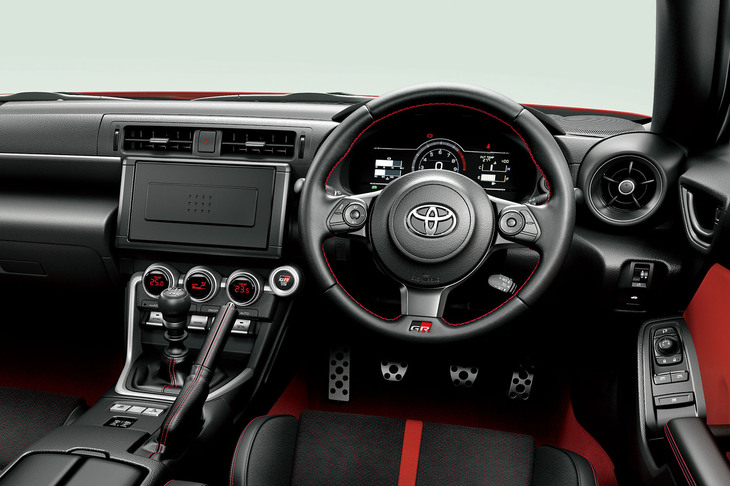 「GR86」のインストゥルメントパネル。水平基調のデザインを採用し、スイッチ類を最適に配置することで、運転に集中できる空間を実現している。