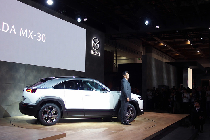 マツダ代表取締役社長兼CEOの丸本 明氏と「マツダMX-30」。