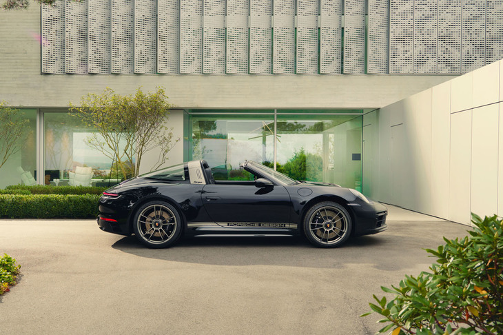 2022年2月に国内で予約受注がスタートしたばかりの「911エディション50Yポルシェデザイン」（写真）は、ポルシェデザインの設立50周年を記念して設定されたモデル。近年では、こうした特別仕様車や限定車も多くなっている。