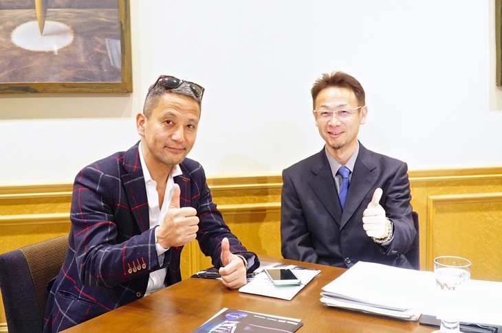 これはかつてインタビューさせてもらった際の筆者と小沢さんの写真。本文末にある理由で、今回は一緒に撮影がかなわず。