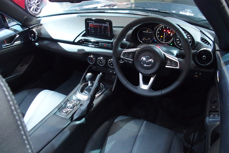 「マツダ・ロードスター」のインストゥルメントパネル。