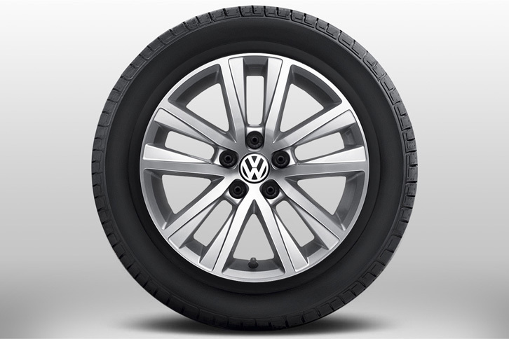 185/60R15タイヤ／6J×15インチアルミホイール（10スポーク）