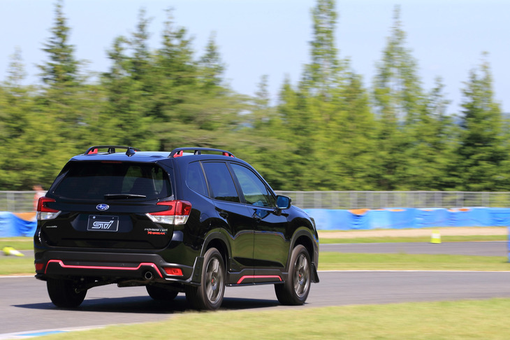 STIパフォーマンスパーツが“フル装備”された「フォレスター」。ステアリングの初期応答性の高さや、操舵に対するクルマの動きの正確さに、その効果が見て取れた。