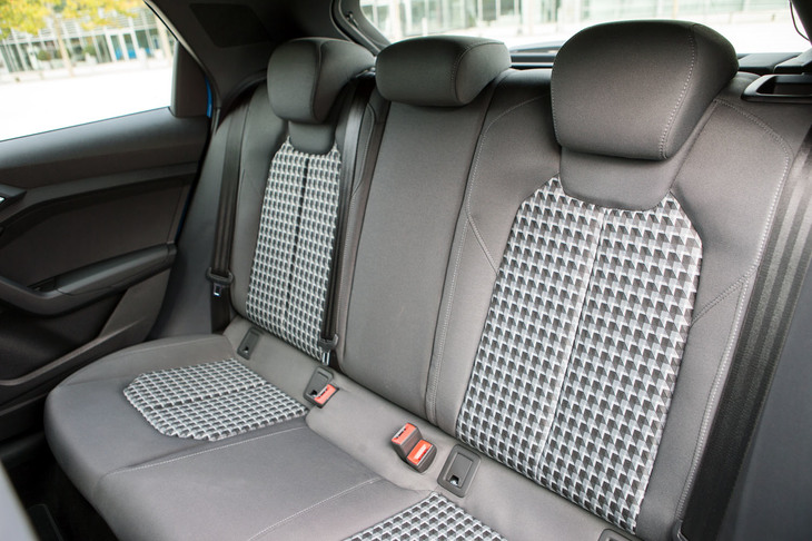 従来モデルより空間が拡張された後席。足元のスペースはもちろん、頭まわりやヒジ、肩まわりのスペースもゆとりが増している。