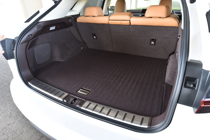 「レクサスRX」の荷室には、9.5インチのゴルフバッグが4つ収納できる。エンブレムに手をかざすだけでバックドアを開けられる機能も備わる。