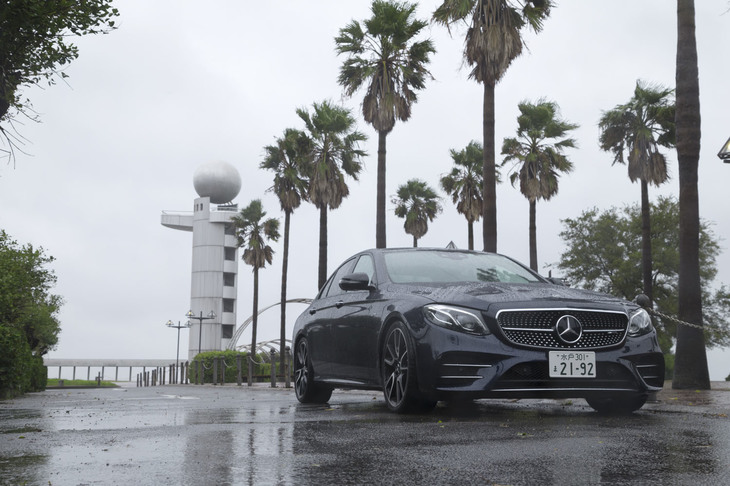 今回は高速道路を中心に約200kmの道のりを試乗。燃費は満タン法で8.4km/リッター、車載の燃費計で8.2km/リッターを記録した。