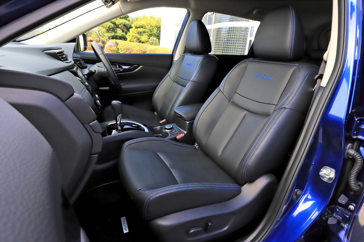 シート表皮にはブラックレザーを、床面やラゲッジスペースのフロアボードなどにはカーペットを採用。インテリアは標準車より上質な仕立てとなっている。