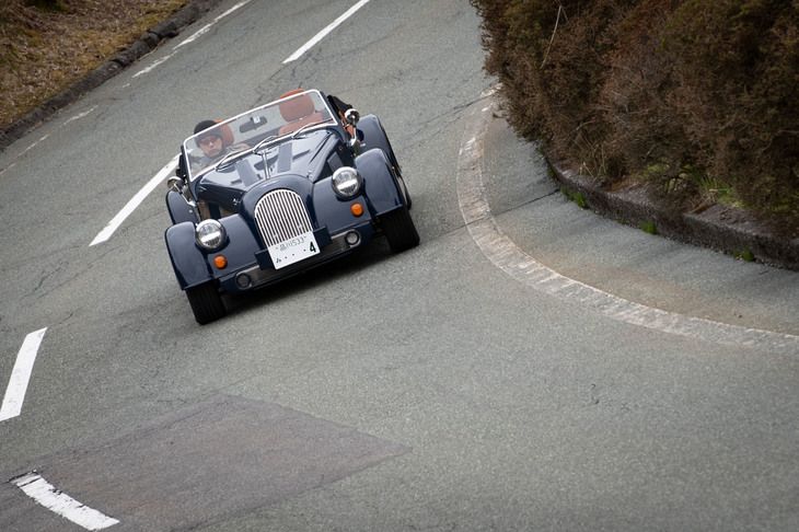 前後重量配分は49.5：59.5と、FR車としては若干後ろ寄り。そもそも軽量な車重とも相まって、鼻先の動きは非常に軽快だ。