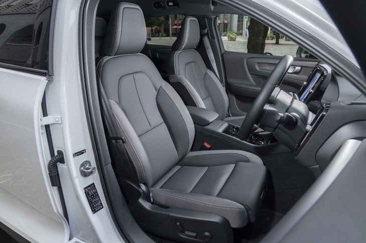 ボルボはインテリアのレザーフリー化も推し進めている。試乗した「C40リチャージ プラス シングルモーター」ではマイクロテック（合皮）とテキスタイルのコンビシートがチョイスされていた。