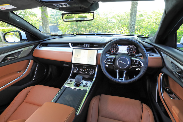 インテリアでは、インストゥルメントパネルとセンターコンソールまわりが大幅につくり変えられた。