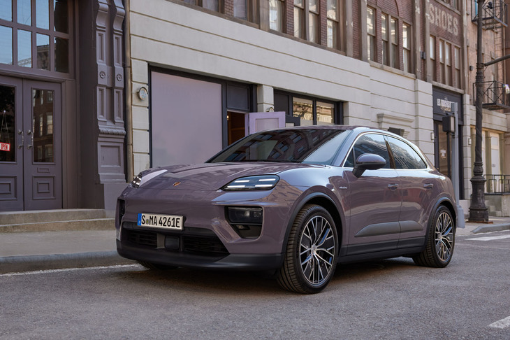 フロントアクスルにもモーターを積む「マカン4」は1045万円。最高出力408PS、最大トルク650N・mを発生する。