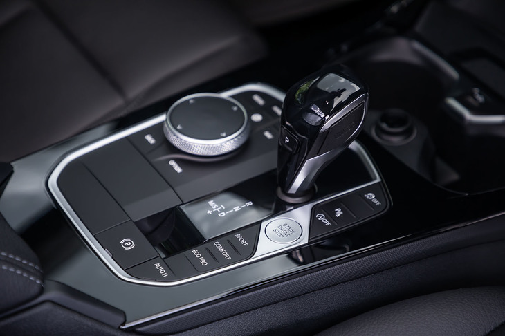 8段ATのシフトレバーまわり。iDriveコントローラーのほか、エンジンスタート／ストップやドライビングモードのスイッチもここに集約されている。