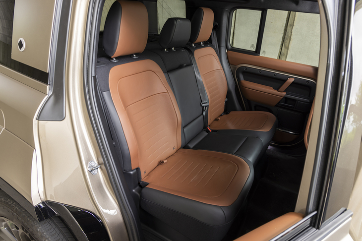 「オクタ」には3列目シートの設定がなく全車が5人乗り。2列目は中央部がブラックになっており、キャプテンシートのような雰囲気だ。