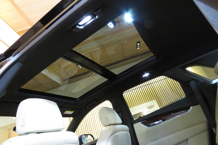 キャデラックXT5クロスオーバー（サンルーフ）