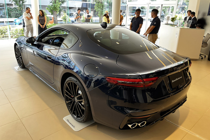 マセラティ・グラントゥーリズモ トロフェオ（リアビュー）