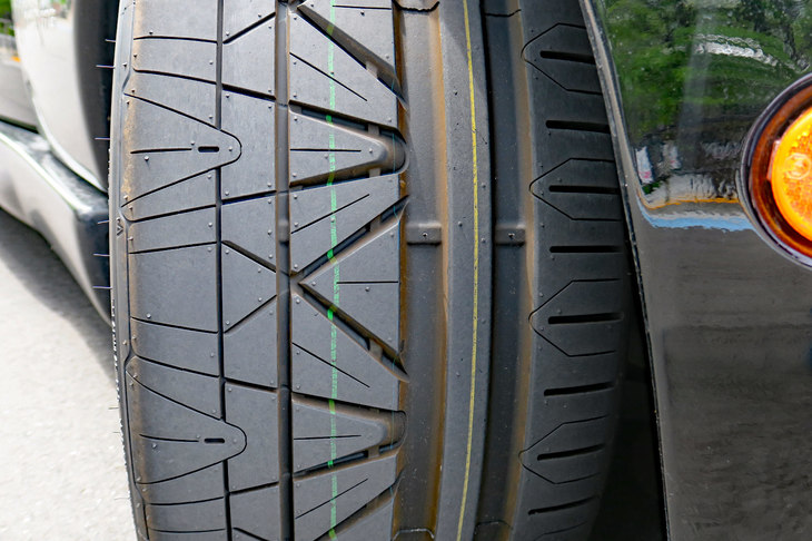 「ニットー・インヴォ」の謎のトレッドパターン。オフィシャルサイトによると、静粛性や乗り心地、ドライ性能が10点満点中9点なのに対し、ウエット性能は7点というのがメーカーの見解である。