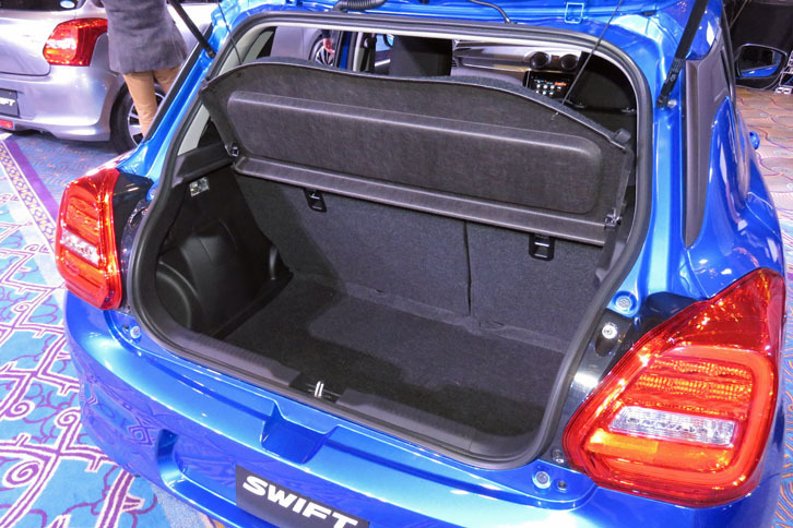 従来モデルから大幅に容量が増したラゲッジルーム。寸法で見ても、奥行きが75mm、高さが15mm、幅が25mm拡大している。