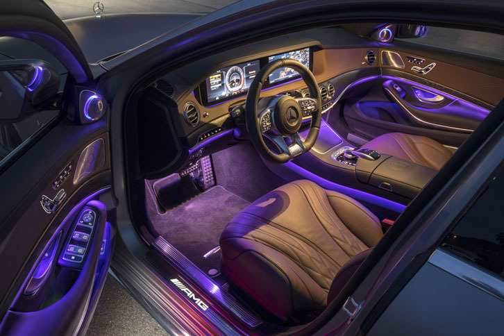 インテリアの照明は64色から選択可能。光がグラデーションを描きながら入れ替わる「ダイナミックモード」を楽しむこともできる。