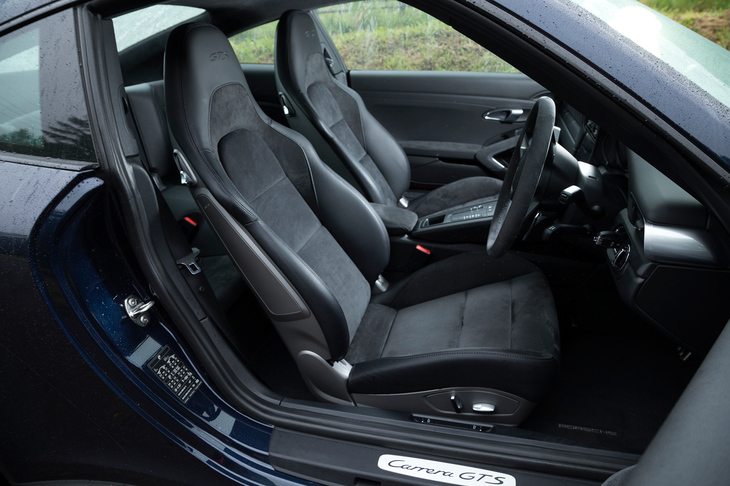 「911」および「718ボクスター／ケイマン」の「GTS」では、標準装備のシートに加えてオプションで高いホールド性を有するスポーツバケットシートも用意。さらに911では、軽量化のためにリアシートを排することも可能となっている。